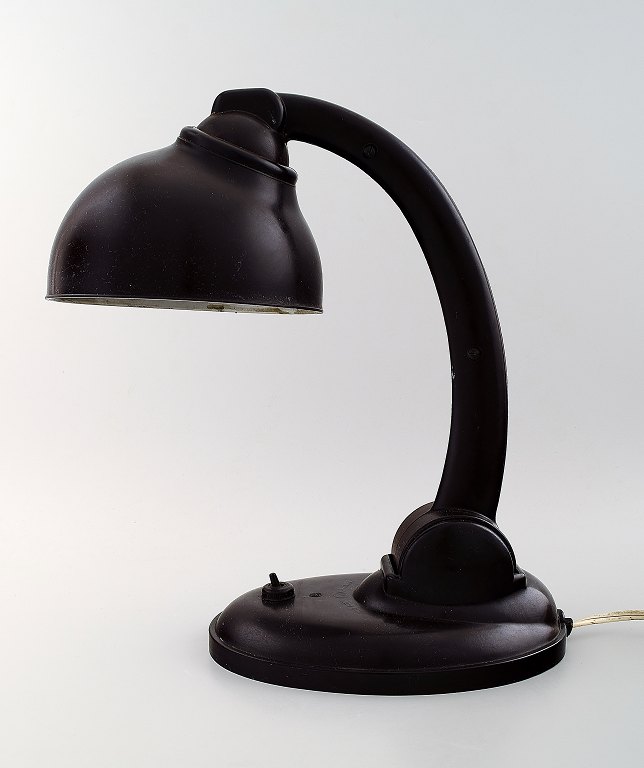 Industrial table lamp in bakelite.
Germany 1930 / 40 s. Bauhaus.