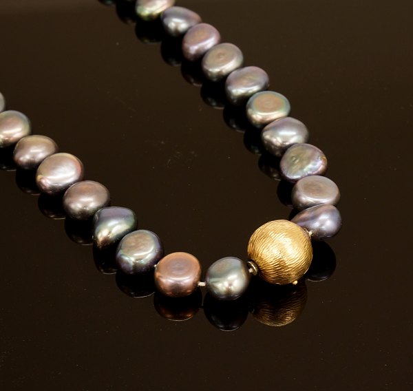 Ole Lynggaard: Pearl necklace with sphere shaped locking mechanism 14ct gold