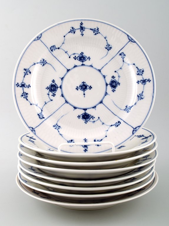 Sjældne og antikke Royal Copenhagen Musselmalet riflet, 8 flade tallerkener.