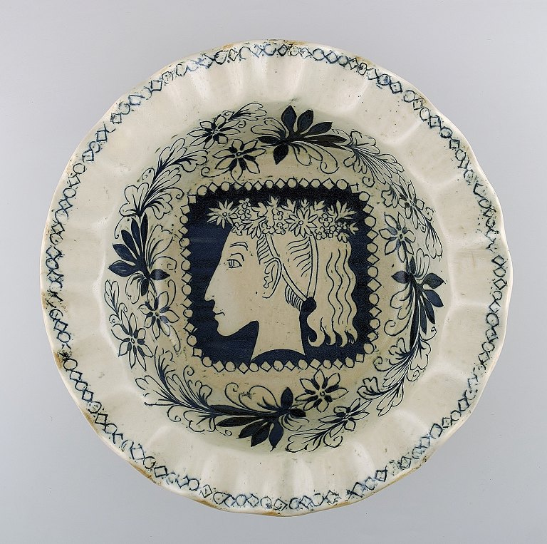 Unique Birger Kaipiainen (1915-1988) for Arabia, Finnish ceramist.
Bowl decorated in shades of blue with a woman in profile.