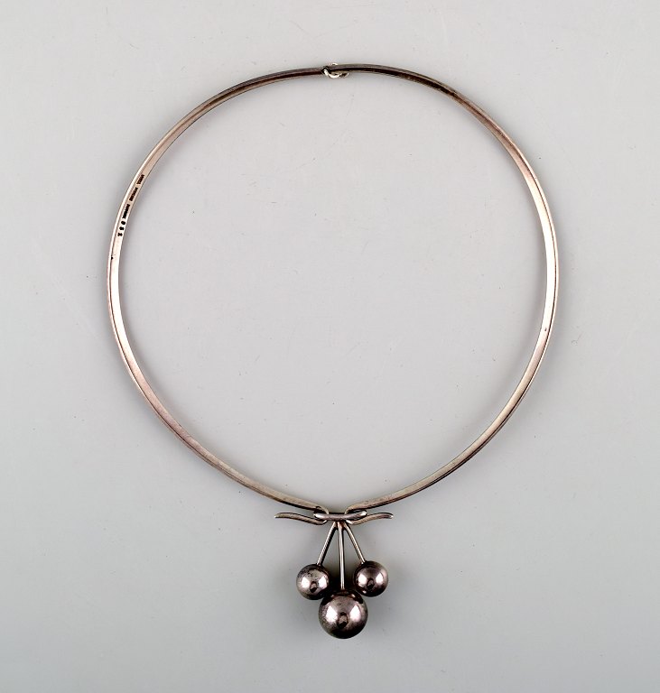 Just Andersen b. Godhavn, Greenland 1884, d. Copenhagen 1943.
Rare pendant necklace of Sterling Silver 1940s.