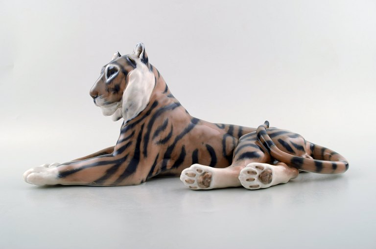 Royal Copenhagen/Kgl. Porcelæn. Porcelænsfigur i form af tiger, nr. 714. 
