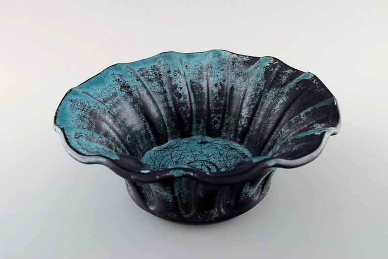 Kähler, Denmark, glazed bowl, 1930s.
Designed by Svend Hammershoi.