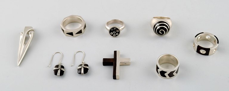 Collection jewelry of sterling silver, most with mountings of ebony, consisting 
of 5 rings, two pendants and a pair of ear hangers.
Danish design.