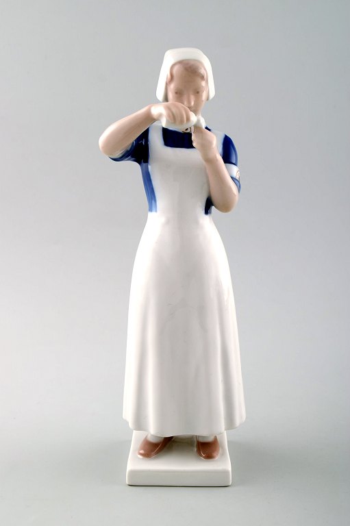 Bing og Grøndahl sygeplejerske, figur af porcelæn, nummer 2226. 
