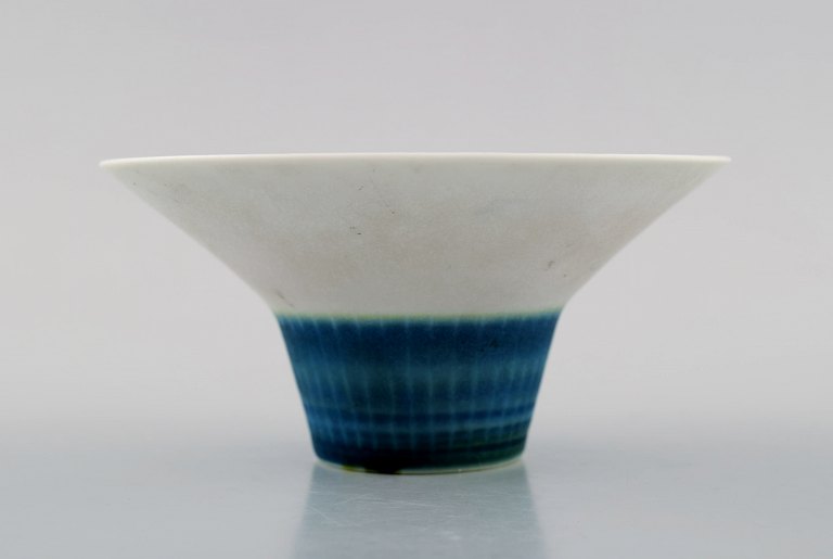 Rare Rörstrand bowl in ceramics by Gunnar Nylund.
