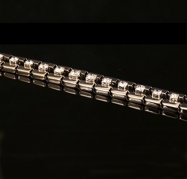 Armbånd, 14kt hvidguld, besat med 15 diamanter. L: 20,5cm