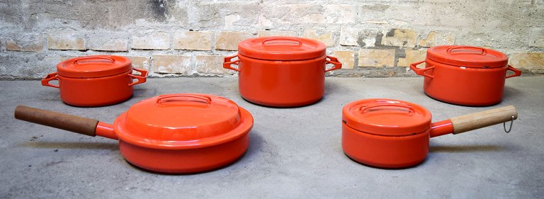 5 Vintage "Wärtsilä" Finel Arabia, Finland.
Designer: Seppo Mallat.
3 pots with lid and 2 saucepans with wooden handle.