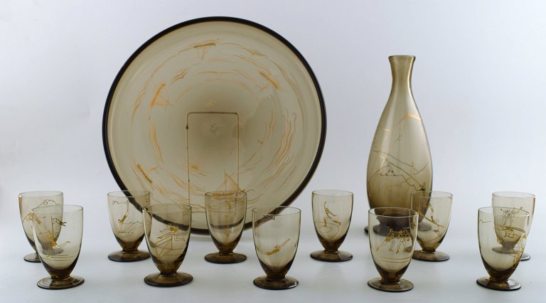 Daum, Nancy, Art Deco bar set, decanter and 11 glasses on tray.
Decorated with sports motifs.