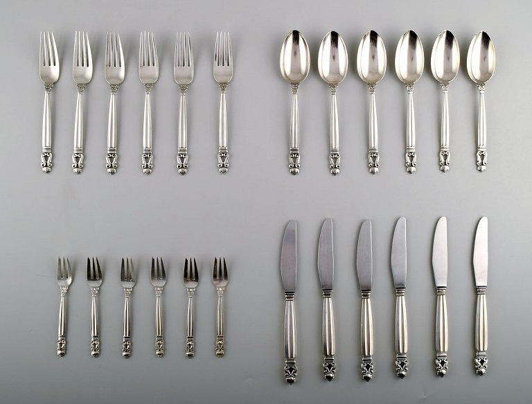 Georg Jensen "Acorn" Complete dinner service for 6 in sterling silver.
Designer: Johan Rohde.