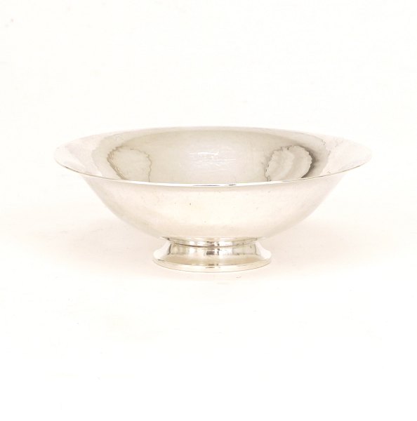 Harald Nielsen for Georg Jensen, lille skål på fod. #575B. D: 10,5cm. H: 3,6cm