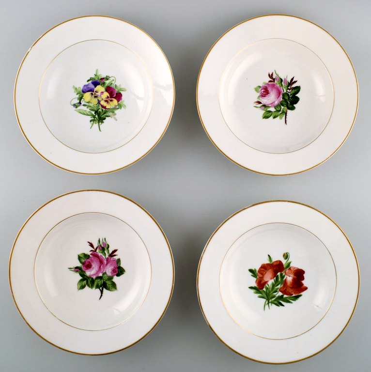 4 antikke Royal Copenhagen dybe tallerkener i flora danica stil.
