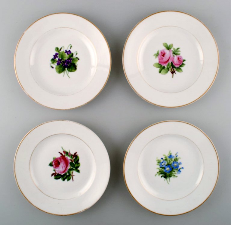 4 antikke Royal Copenhagen flade tallerkener i flora danica stil.
