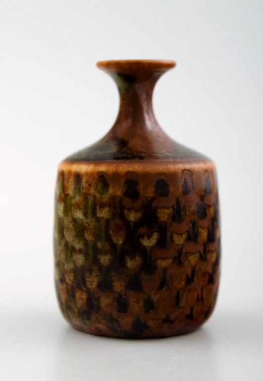 Stig Lindberg (1916-1982), Gustavsberg Studio hand, keramik miniature vase.