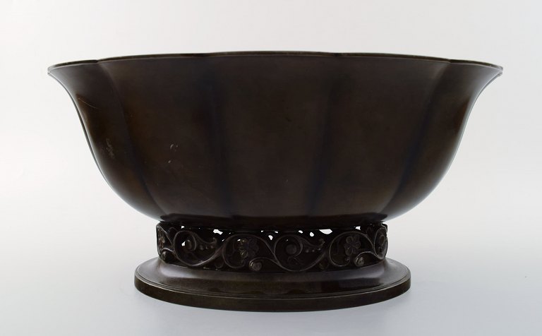 Just Andersen art deco diskometal jardiniere/opsats, nummer 164. 
