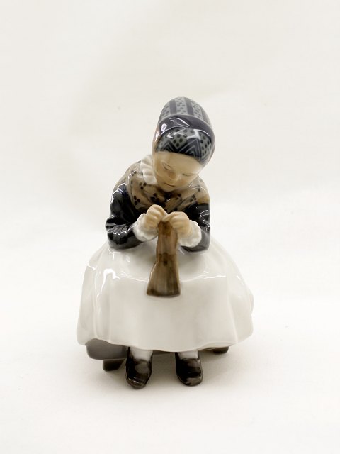 Royal Copenhagen knitting girl 1314