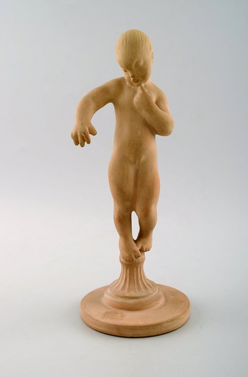 Kai Nielsen, b. Svendborg 1882, d. Frederiksberg 1924.
Figure in earthenware. Signed HAK, Denmark. Manufactured by Kähler.