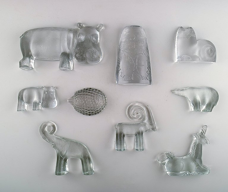 BENGT EDENFALK for SKRUF, Svensk Kunstglas.
Samling på ni kunstglasfigurer i form af flodheste, elefant, pindsvin, kat, 
isbjørn m. fl.