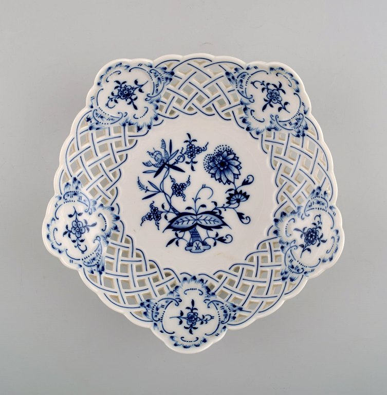 Meissen løgmønstret gennembrudt skål, 1900-tallet. 
