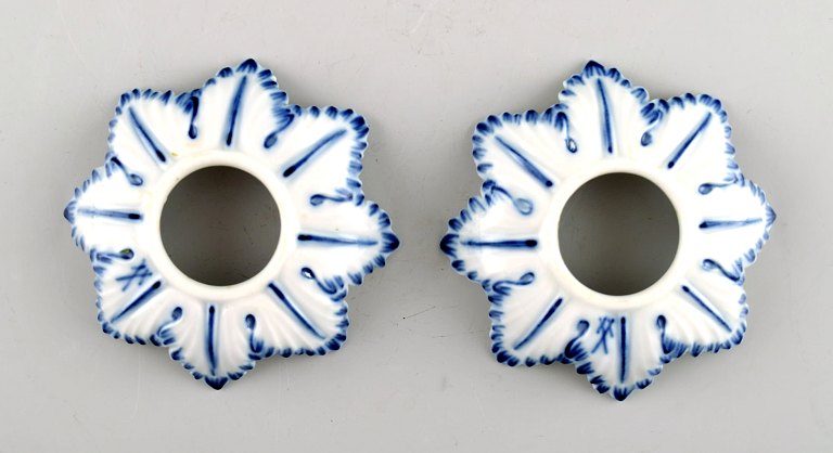 A pair of light cuffs, Meissen blue onion pattern, 20 c.
