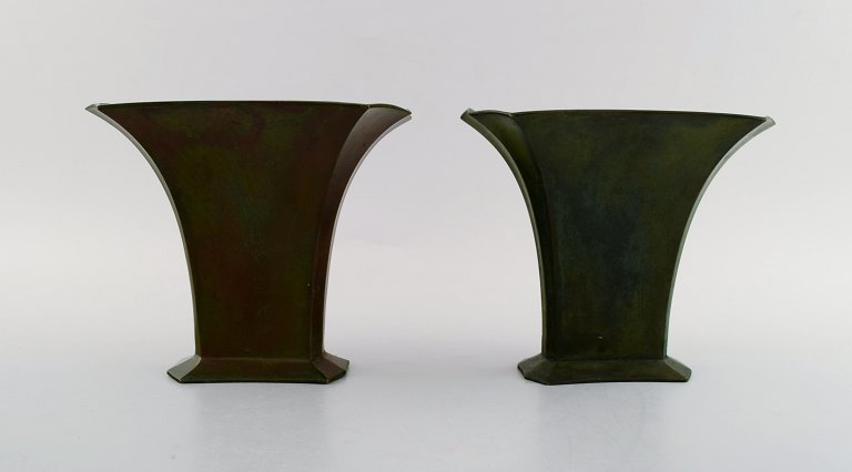 GAB (Guldsmedsaktiebolaget) Et par Art deco vaser, bronze. 
1930/40´erne.