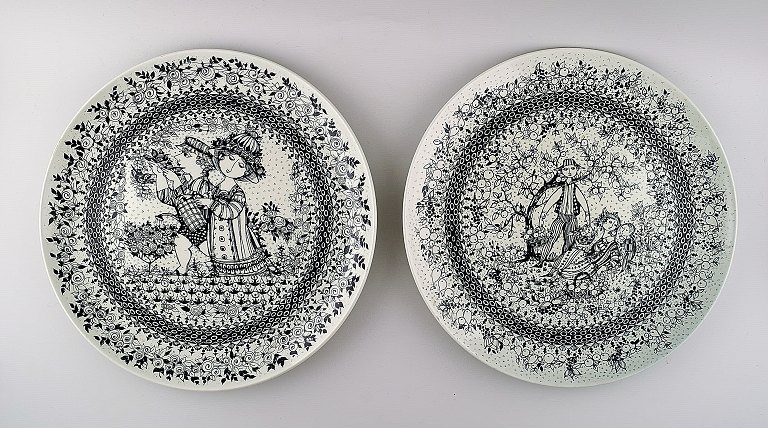 Two large seasons earthenware dishes from the Nymølle factory, designed by Bjørn 
Wiinblad. Autumn and summer.