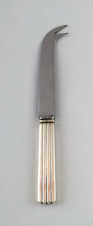 BERNADOTTE OSTEKNIV, GRENET.
Bernadotte, Georg Jensen sølvbestik, bestikmønster nr. 9 Bernadotte 
sterlingsølv 925.