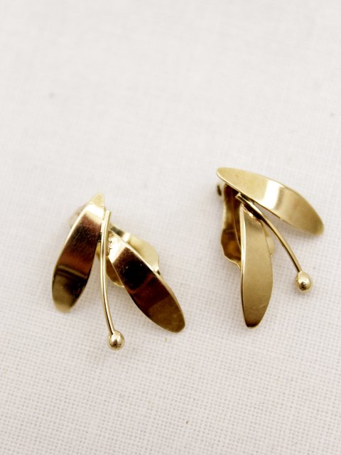 14ct gold ear clip sold
