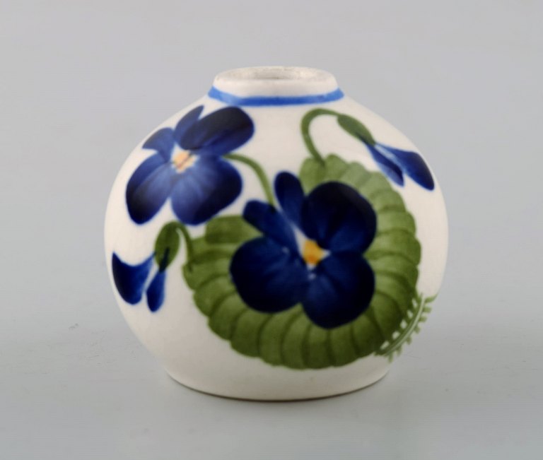 Aluminia vase, håndmalet med blomster, tidligt 1900 tallet.
