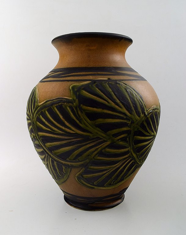 Kähler, Denmark, large glazed stoneware vase in modern design.
1930 / 40s. Cow horn technique.