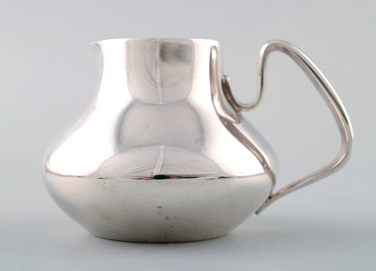 Georg Jensen Flødekande, nummer 1017. 
Tegnet af Henning Koppel (1918-1981) år 1952.