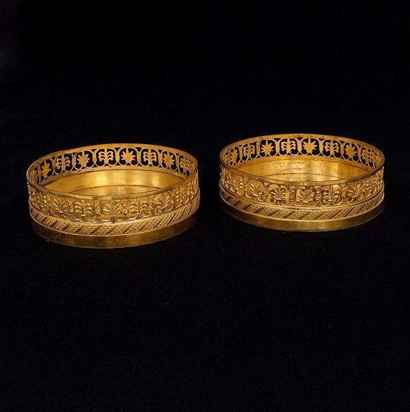 A pair of gilt coasters. France circa 1810. H: 4cm. D: 13cm