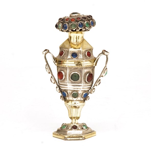Sehr kräftige Riechdose, Silber, mit Vergoldungen und Glassteinen. Meister: 
Biehl, Sonderburg, um 1831. H: 13,5cm. G: 119gr