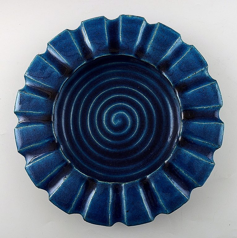 Kähler, Denmark, round glazed dish, 1940s.
Designed by Svend Hammershøi.