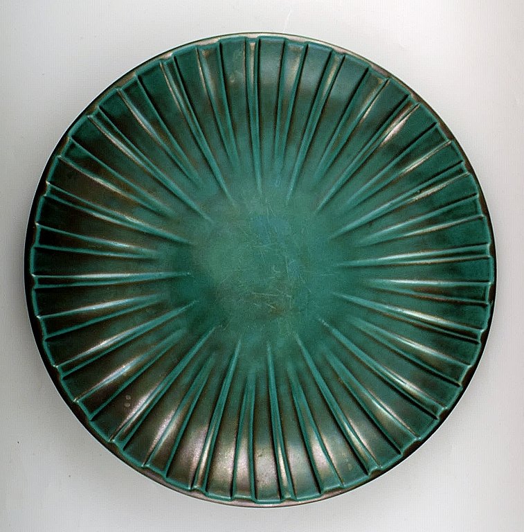 Upsala-Ekeby stort keramik fad i art deco stil. 
