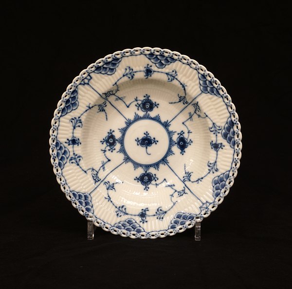 Royal Copenhagen blue fluted full lace plate. D: 22,5cm