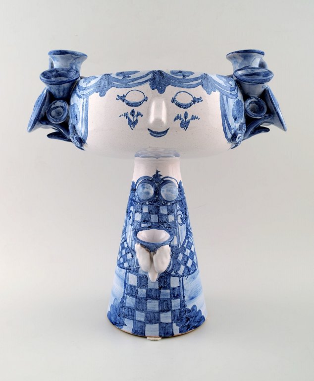 Eva blomsteropsats og lysholder af Bjørn Wiinblad. Udformet af ler og dekoreret 
med blå glasur.