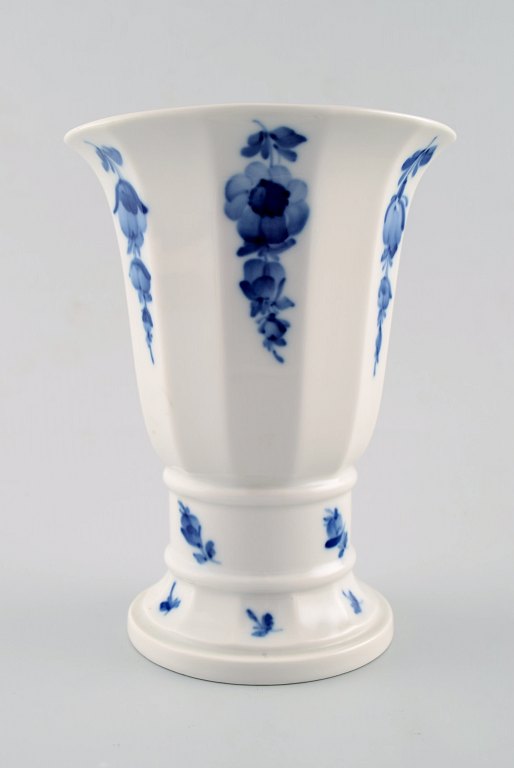 Royal Copenhagen Blå Blomst Kantet, vase.
Dekorationsnummer 10/8601.