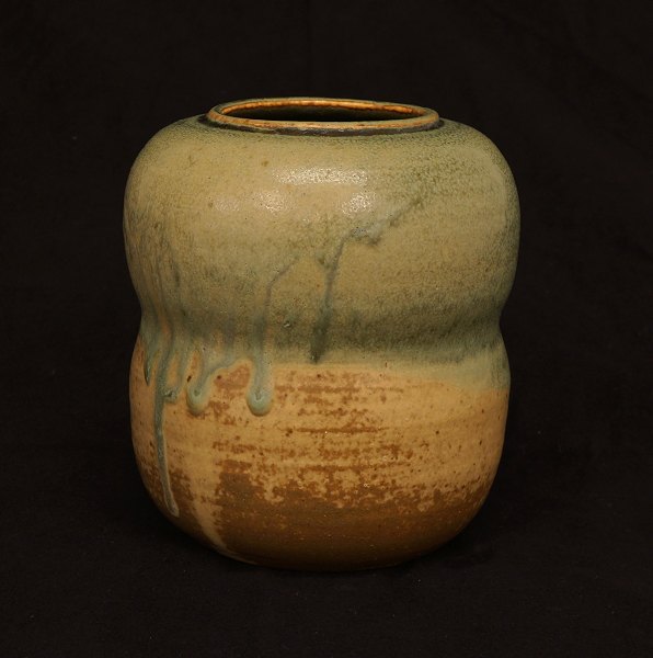 Patrick Nordström vase, stoneware. Signed and dated 30.2.1926. H: 16,5cm. D: 
15cm