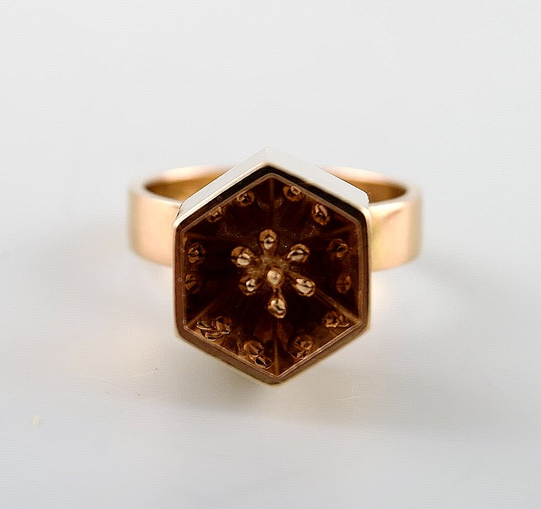 Povl Henrik Storm, København. Moderne ring af 14 kt. guld, udført med hexagon 
med indvendige stiliserede blomster.