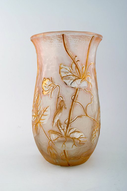 Art Nouveau Cameo vase af glas, prydet med blomsterornamentik i relief, delvist 
forgyldt, Legras St Denis.