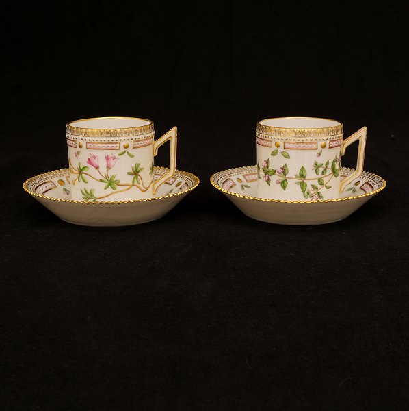 Two pairs of Flora Danica chokolate cups. #3513. H cup: 6,5cm. D saucer: 14cm
