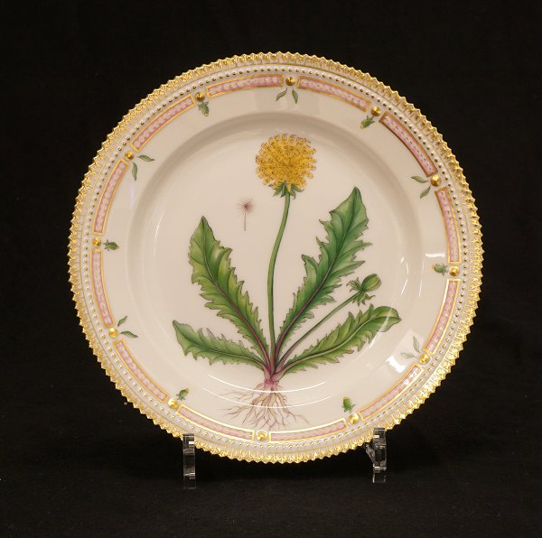 Royal Copenhagen: Flora Danica plate. Porcelain. #3550. D: 22cm