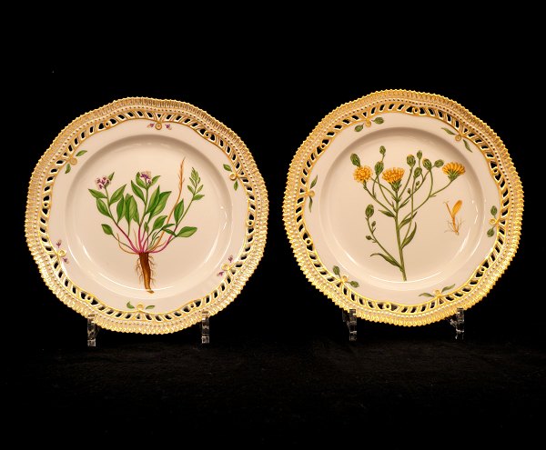 Royal Copenhagen: Two Flora Danica plates. Porcelain. #3554. D: 22,5cm