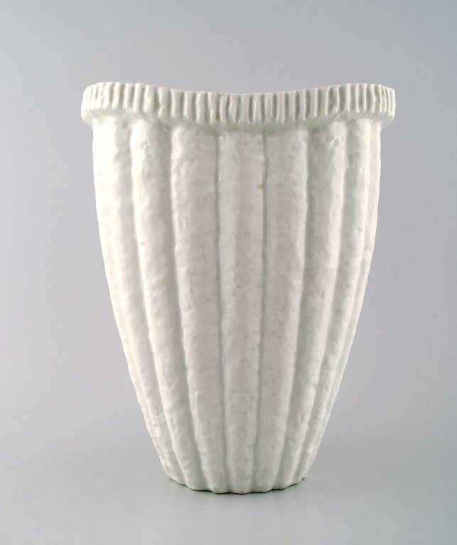 Rörstrand : Gunnar Nylund Chamotte vase.
