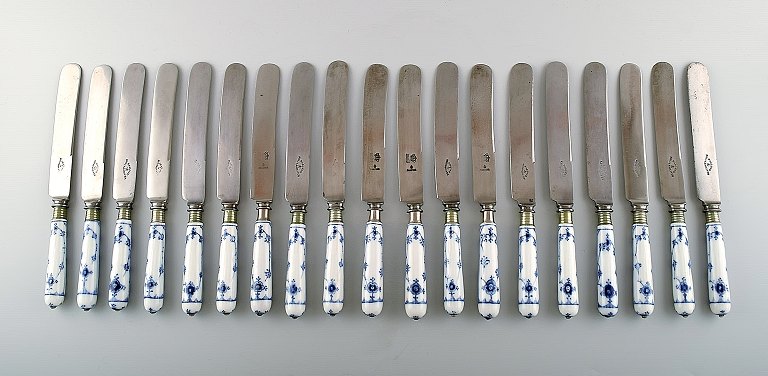 Musselmalet Riflet, 12 knive fra Royal Copenhagen/Raadvad.
Tidligt 1900 tallet.
