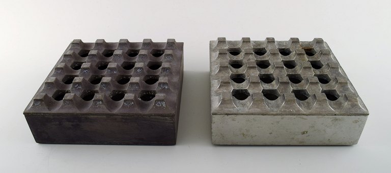 A pair of ULTIMA 15 ASHTRAYS BY HOLGER BÄCKSTRÖM AND BO LJUNGBERG FOR AKVAMATIK 
AB, TRANAS, SWEDEN.