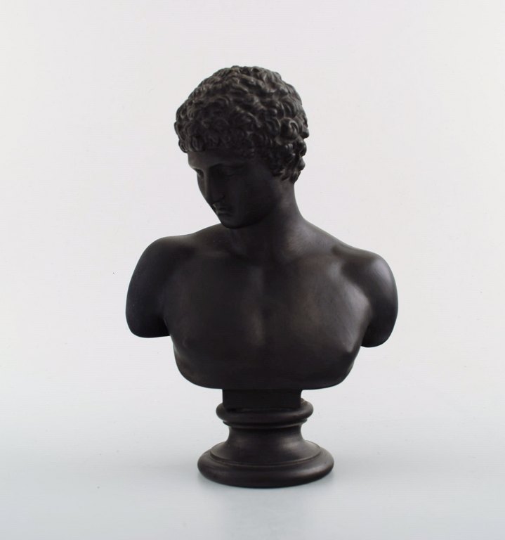 P. Ipsen, nummer 668. Klassisk Romersk buste, fremstillet af sort terracotta. 
Sjælden.