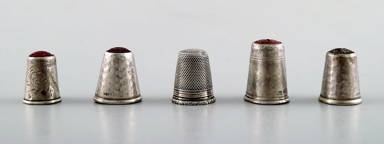 Fem danske fingerbøl i sølv.
