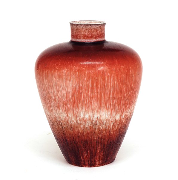 Nils Thorsson für Royal Copenhagen: Vase aus Steingut mit Oxenblutglasur.
Signiert
H: 18cm